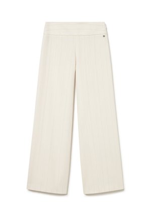 Pantalon large crème avec de subtiles fines rayures verticales et une taille haute, avec un petit logo métallique sur le côté droit.