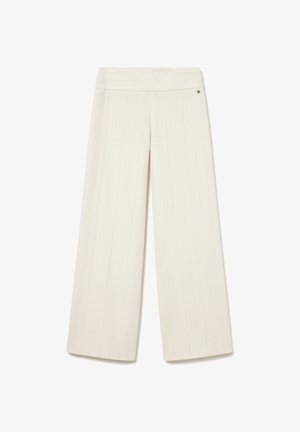Pantalones de pierna ancha color crema con finas rayas verticales y una pretina alta, con un pequeño logo metálico en el lado derecho.