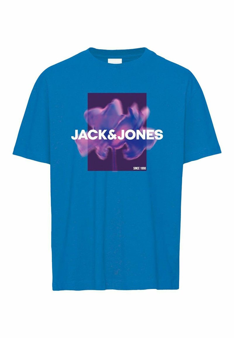 Camiseta de algodón azul con cuello redondo, que presenta un atrevido estampado gráfico de "JACK&JONES" y un diseño abstracto sobre un fondo más oscuro.