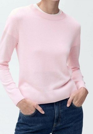 Pull léger rose fabriqué à partir d'un tissu doux, avec un col et des poignets côtelés, à la coupe ajustée et aux manches longues.