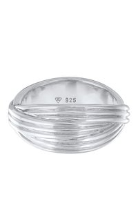 Ring af sterling sølv med flere sammenflettede bånd, der har en poleret overflade og et glat, afrundet design. Stemplet med "925".