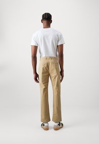 Tommy Hilfiger MERCER ESSENTIAL - Broek - classic khaki