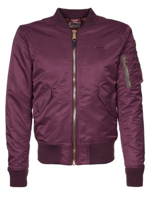 Veste bomber bordeaux pour homme avec col, poignets et ourlet côtelés, fermeture éclair devant, deux poches à rabat et une poche zippée sur la manche gauche.