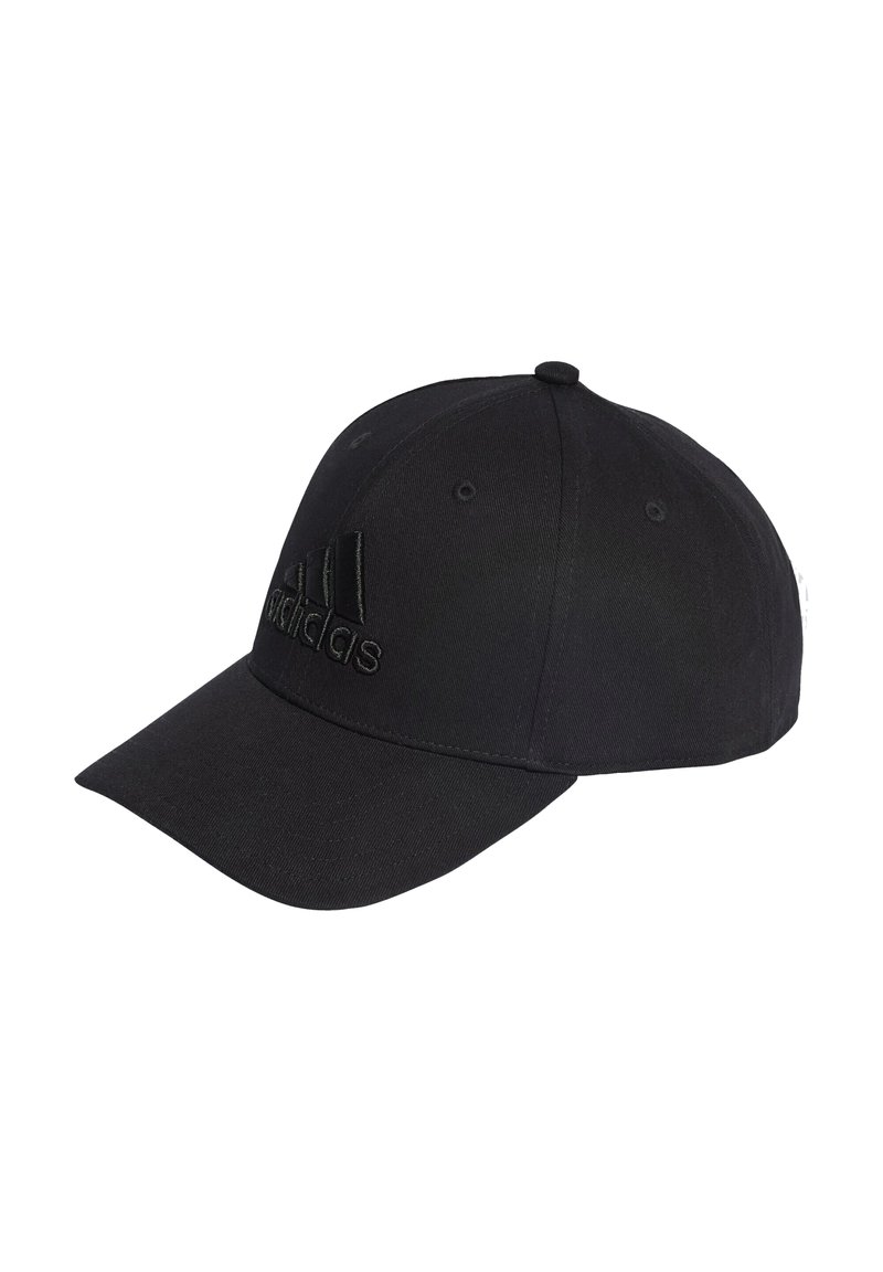 Cappello nero con visiera curva, realizzato in tessuto, con un logo Adidas ricamato di colore nero sul davanti. Sei fori di ventilazione nella parte superiore.
