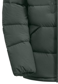 Doudoune verte avec des sections matelassées horizontales, une texture lisse, des poignets élastiques et une poche zippée sur la manche supérieure.