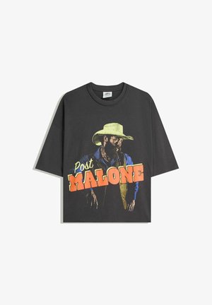 Schwarzes Baumwoll-T-Shirt mit einem Frontdruck eines bärtigen Mannes in einem gelben Cowboyhut und blauem Hemd, mit "Post Malone" in fetten Buchstaben.