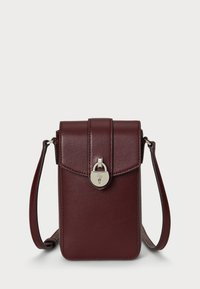Burgunderfarbene Leder-Crossbody-Tasche mit strukturiertem Design, oberem Klappverschluss, silberner Schnalle und verstellbarem Tragegurt. Glatte Oberfläche mit minimalen Akzenten.