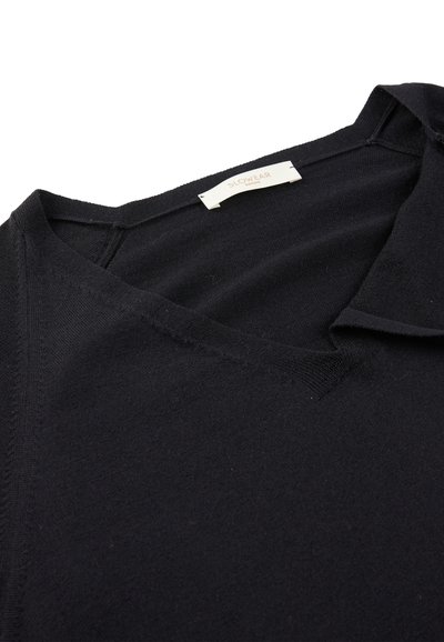 Schwarzes V-Ausschnitt Strick-Polohemd mit Kragen und innerem Etikett "SLOWEAR ZANONE" auf weißem Hintergrund.