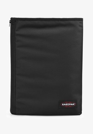 Custodia per laptop Eastpak nera, realizzata in tessuto resistente con una texture liscia, dotata di chiusura con zip superiore e una patch brandizzata.