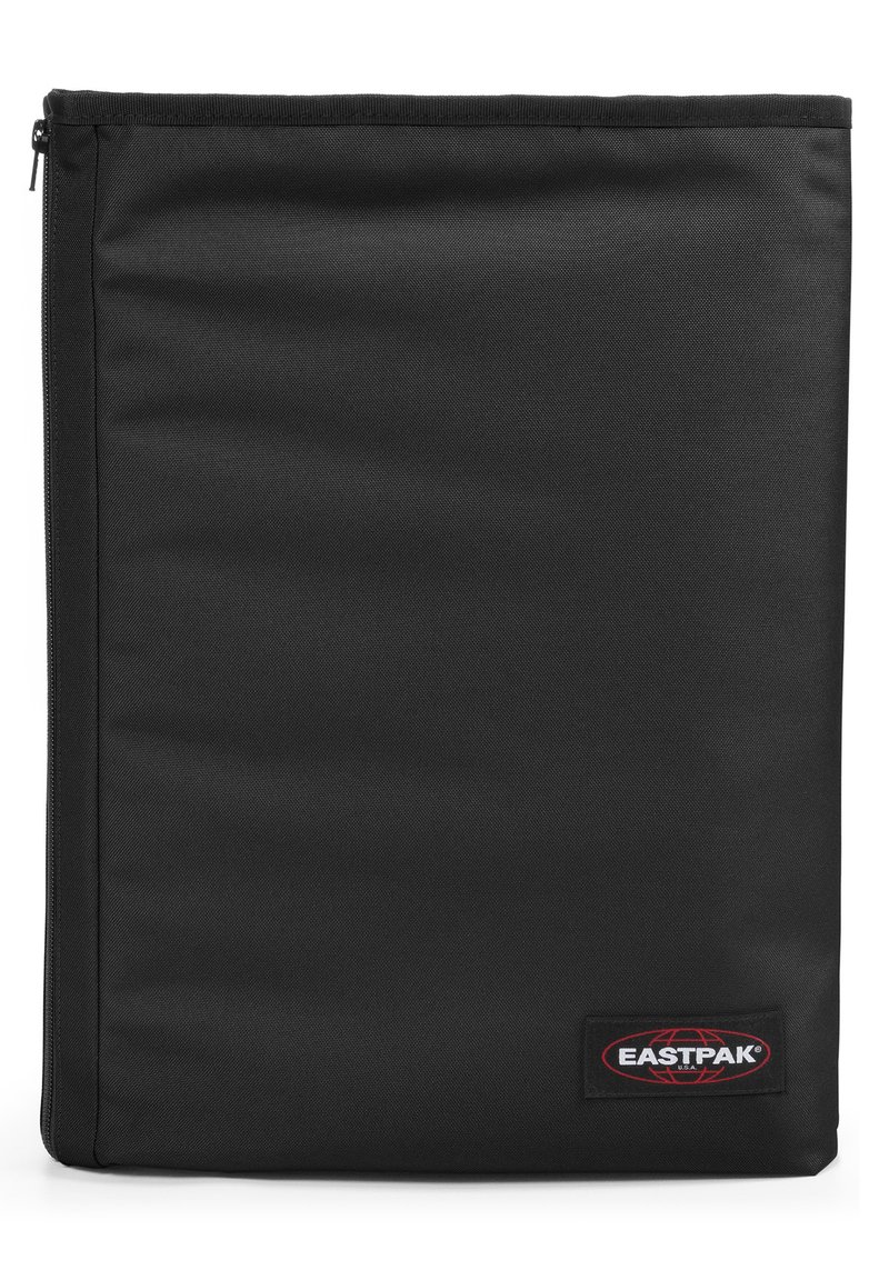 Černý obal na laptop značky Eastpak vyrobený z odolné tkaniny s hladkým povrchem, vybavený horním zipovým uzávěrem a označením značky.