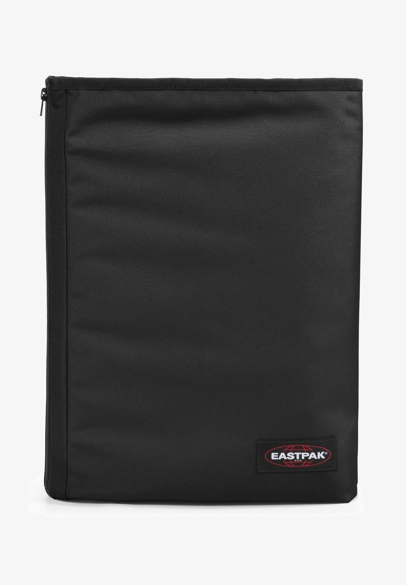 Černý obal na laptop značky Eastpak vyrobený z odolné tkaniny s hladkým povrchem, vybavený horním zipovým uzávěrem a označením značky.