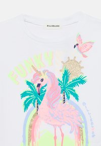 Λευκό βαμβακερό t-shirt με πολύχρωμο γραφικό απεικόνισης μονόκερου φλαμίνγκο, φοίνικες, ηλιο και τη λέξη "FUNKY" σε ζωντανές αποχρώσεις και γκλίτερ.