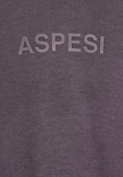 Tessuto grigio scuro con lettere in rilievo che formano la parola "ASPESI" al centro in un leggero arco.