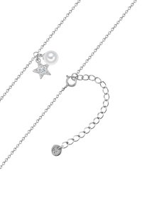 Sølv kæde med en stjerne charme, en perle og et rundt vedhæng, med et struktureret led-design og justerbar længde.