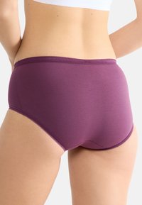 Fioletowe bawełniane figi z wysokim stanem o gładkiej fakturze, elastycznym pasie i delikatnym koronkowym wykończeniu. Widok z tyłu pokazuje bezszwowy design.