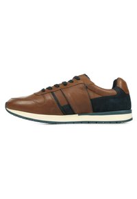 Zapatillas deportivas de cuero marrón con un acabado liso y detalles de malla, acentos de ante negro y una suela de goma blanca con un patrón texturizado.