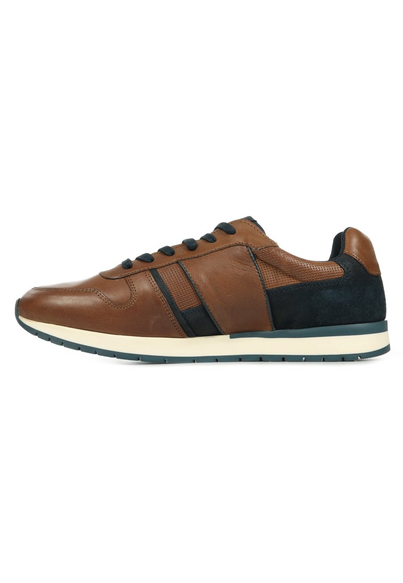 Zapatillas deportivas de cuero marrón con un acabado liso y detalles de malla, acentos de ante negro y una suela de goma blanca con un patrón texturizado.