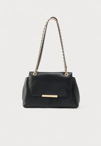 Čierna kožená kabelka s pevnou konštrukciou, zlatým reťazovým popruhom, zapínaním na preklápací kryt a kovovým akcentom na prednej strane.