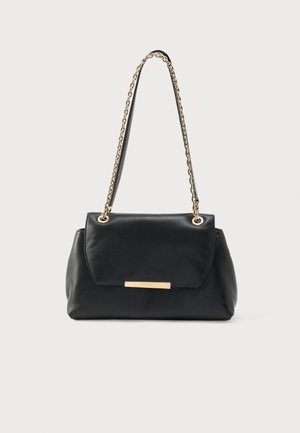 Czarna skórzana torebka o usztywnionej konstrukcji, z złotym łańcuszkowym paskiem, zapięciem na klapę oraz metalicznym paskiem ozdobnym z przodu.