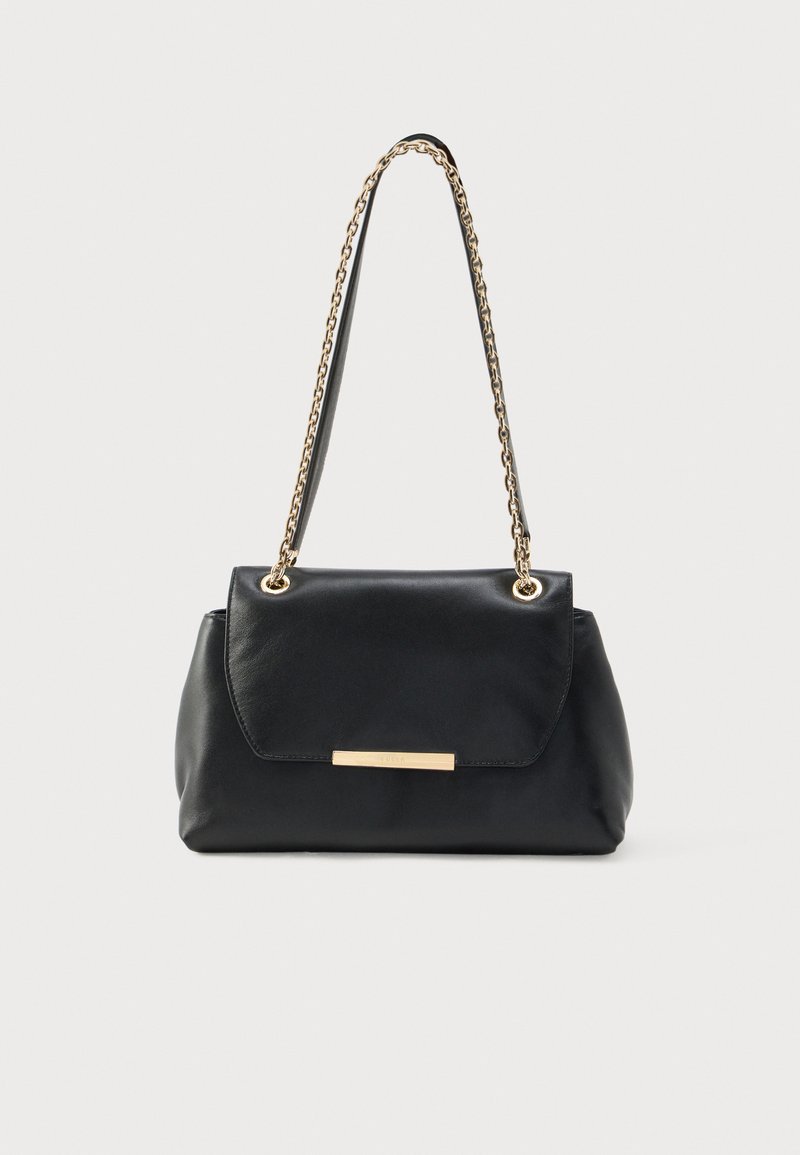 Čierna kožená kabelka s pevnou konštrukciou, zlatým reťazovým popruhom, zapínaním na preklápací kryt a kovovým akcentom na prednej strane.