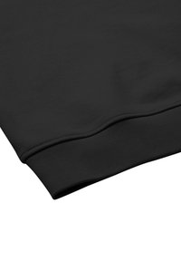 Felpa nera caratterizzata da una texture liscia, polsini a coste e orlo arrotondato. Il materiale appare morbido ed elastico, adatto per un abbigliamento informale.