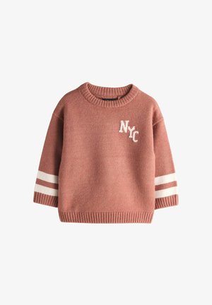 Lyserød strikket sweater med rund halsudskæring, hvid NYC-logo og hvide striber på ærmerne. Blød tekstur med ribbet kant og manchetter.