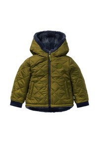 Grüne gesteppte Jacke mit Kapuze, marineblauem Fleecefutter, Frontreißverschluss und zwei Seitentaschen. Besitzt ein rundes Logo auf der Brust.