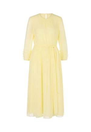 Gelbes, langärmliges Kleid mit gerafftem Ausschnitt und elastischen Bündchen. Taillengurt-Detail und fließender Stoff mit Plissee-Textur.