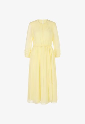 Gelbes, langärmliges Kleid mit gerafftem Ausschnitt und elastischen Bündchen. Taillengurt-Detail und fließender Stoff mit Plissee-Textur.