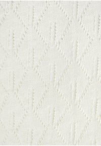 Weißer Strickstoff mit einem Diamantmuster, das abwechselnd offene Maschen und feste Bereiche zeigt und somit ein strukturiertes Aussehen bietet.