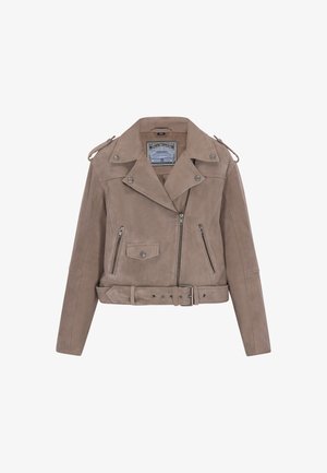 Veste de moto en cuir taupe avec un design court, des revers proéminents, des poches zippées et un accent ceinturé. Texture douce et matériel minimal.