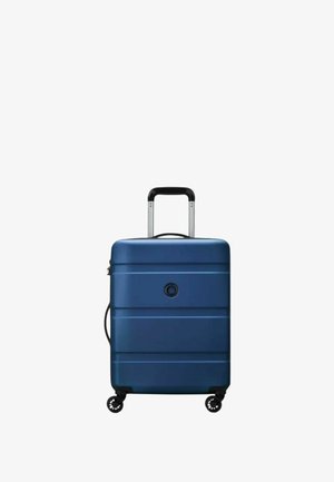 Valigia rigida blu con maniglia telescopica, quattro ruote multidirezionali e logo circolare sulla parte anteriore.