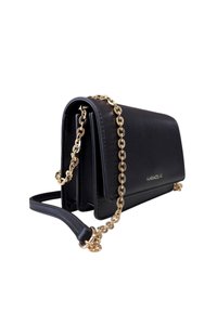 Borsa a tracolla in pelle nera con una tracolla in catena dorata, caratterizzata da una texture liscia, una forma strutturata e un logo sulla parte anteriore.