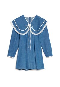 Τζιν φόρεμα με μεγάλο λευκό γιακά διακοσμημένο με δαντέλα, μακριά μανίκια και κλείσιμο με κορδόνι στον λαιμό. Διαθέτει σχεδιασμό με πλισέ φούστα.