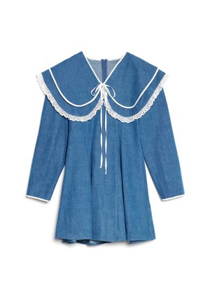 Denimist kleit, millel on suur valge pitsäärega kaelus, pikad varrukad ja kaela juures nööritav sulgur. Omab voltidega seeliku disaini.