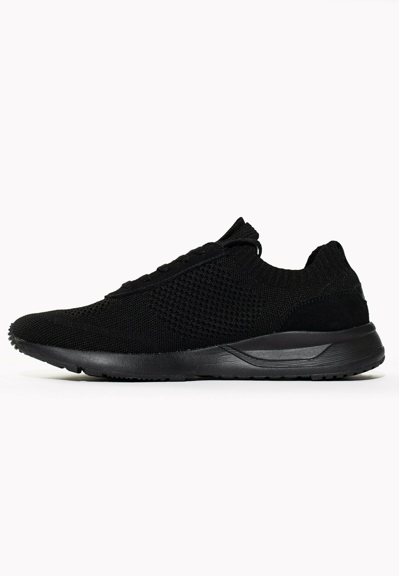 Scarpe sportive nere con tomaia in maglia traspirante e suola in gomma testurizzata. Punta arrotondata e lacci piatti; colletto e tallone imbottiti.