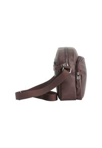 Borsa a tracolla in pelle marrone con chiusura a zip, texture liscia, forma rettangolare e tracolla in tessuto regolabile. Presenta dettagli di cucitura semplici.