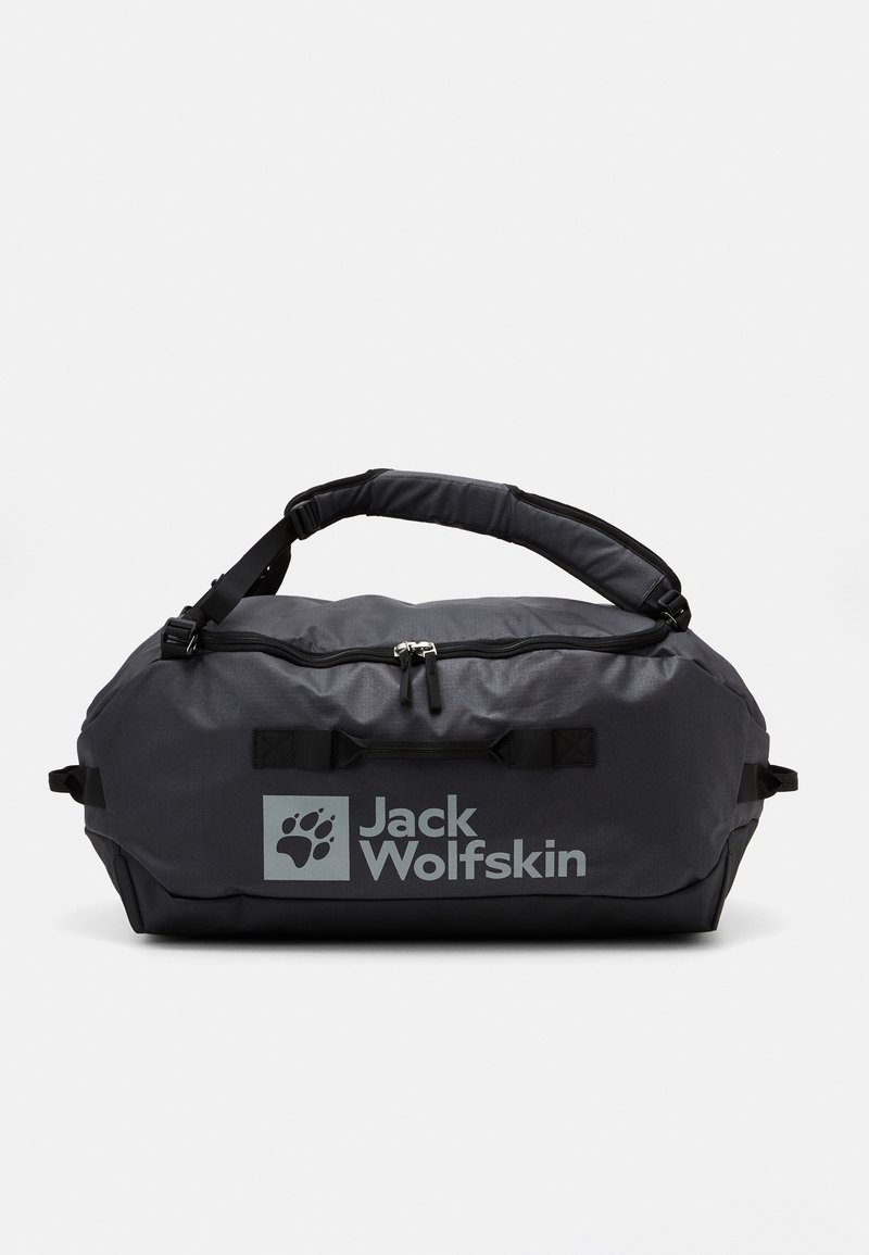 Borsa a duffel nera con maniglia imbottita, chiusura con zip e tracolla regolabile. Presenta un logo e diverse cinghie per un trasporto sicuro. Materiale resistente.
