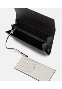 Billetera de cuero negra con un diseño que se pliega, ranuras internas para tarjetas, un compartimento con cremallera y un tarjetero gris desmontable con ranuras.