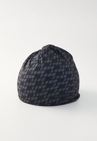 Schwarze Mütze mit einem geometrischen Muster in unterschiedlichen Grautönen. Hergestellt aus einem weichen, dehnbaren Stoff, hat sie einen gerafften oberen Teil und ein Markenlogo.
