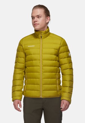 Doudoune dans un vert olive vif avec un design matelassé, un col montant, une fermeture éclair sur le devant et le logo Mammut sur la poitrine gauche. Texture douce.