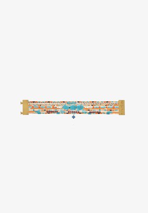 Bracelet multi-brins composé de perles turquoise, orange et marron. Accessoires en métal doré avec un pendentif fleur décoratif.