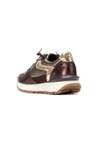 Sneaker in pelle marrone con accenti dorati metallici, pannelli testurizzati e una soletta bianca imbottita. Presenta una suola in gomma marrone per una migliore aderenza.