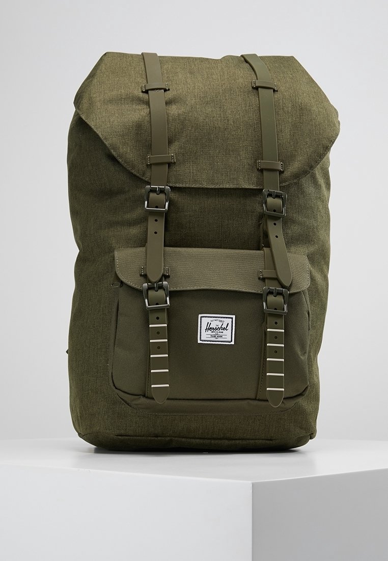 Oliwkowy plecak z materiału z designem typu roll-top, dwoma regulowanymi paskami, przednią kieszenią na klapę oraz naszywką z logo. Teksturowany materiał.