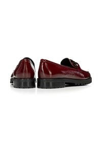 Bordeaux patenten leren schoenen met een ronde neus, zwarte zool en lage blokhak. Heeft een decoratieve gestrikte veterdetail aan de voorkant.