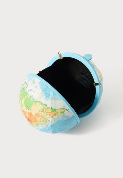 Bolsa redonda com forma de globo e design de mapa, aberta para revelar um interior preto e detalhes em fecho dourado.