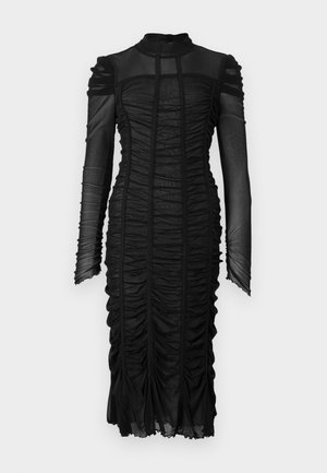 Rochie neagră de lungime medie, realizată dintr-un material mesh plisat, cu mâneci lungi și guler înalt. Detaliile texturate se întind vertical pe corp.