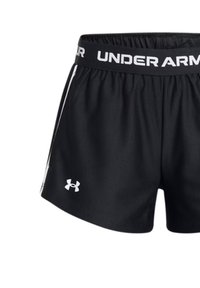 Svarta Under Armour träningsshorts med vitt logotyp på vänster fåll och vit text "UNDER ARMOUR" på den elastiska midjebandet.
