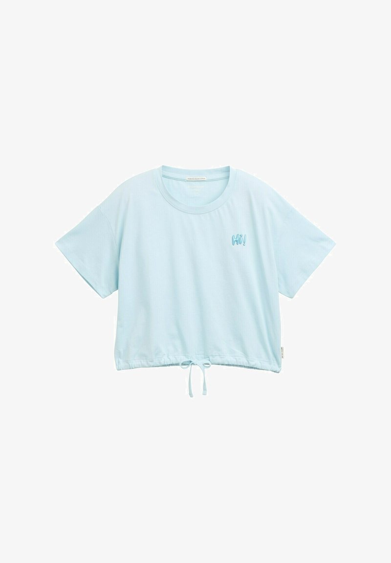 Šviesiai mėlynas trumpas marškinėliai, pagaminti iš minkštos medžiagos, su apvaliu iškirpimu, trumpomis rankovėmis ir raišteliu apatine dalimi. Priekyje yra išsiuvinėta "Labas!".