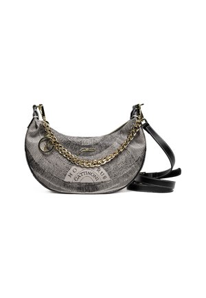 Sac à main en forme de demi-lune, avec un motif noir et gris, doté de détails en chaîne dorée, d'une bandoulière noire ajustable et de la marque "Gattinoni" sur le devant.